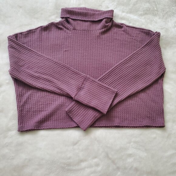 Wild Fable Women's Long Sleeve Turtleneck Cozy Boxy Cropped T-shirt Sz  Medium - Picture 12 of 16
